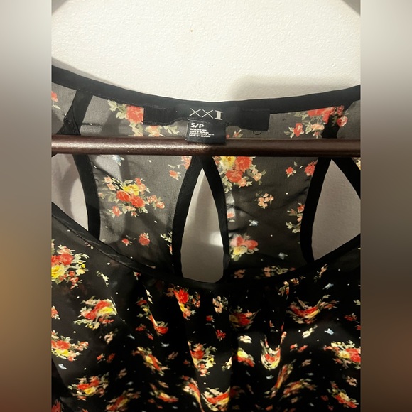 Forever 21 Blouse Floral - Picture 2 of 3